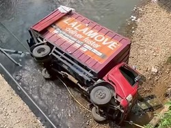 Tali Gas Putus Saat Menanjak, Truk di Bogor Mundur hingga Nyebur ke Sungai