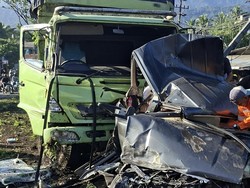 Kecelakaan Beruntun Truk dan Mobil di Padang Tewaskan 3 Orang
