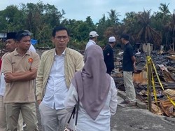 100 Rumah di Tanjabbar Terbakar, DPRD Jambi Beri Bantuan untuk Korban