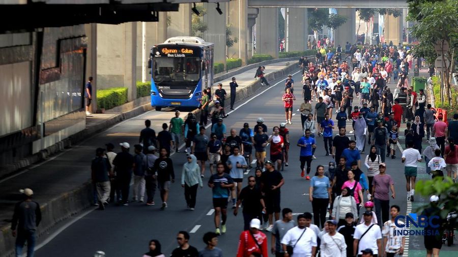 Warga memadati area Jalan HR Rasuna Said pada Minggu (10/5/2026). (CNBC Indonesia/Muhammad Sabki)
