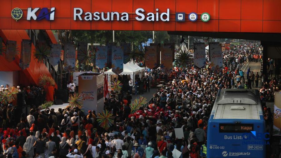 Warga memadati area Jalan HR Rasuna Said pada Minggu (10/5/2026). (CNBC Indonesia/Muhammad Sabki)