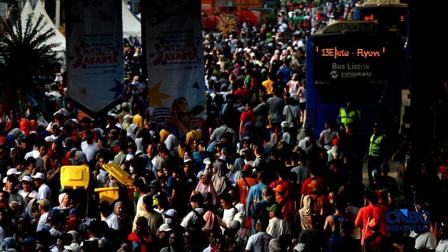 Warga memadati area Jalan HR Rasuna Said pada Minggu (10/5/2026). (CNBC Indonesia/Muhammad Sabki)