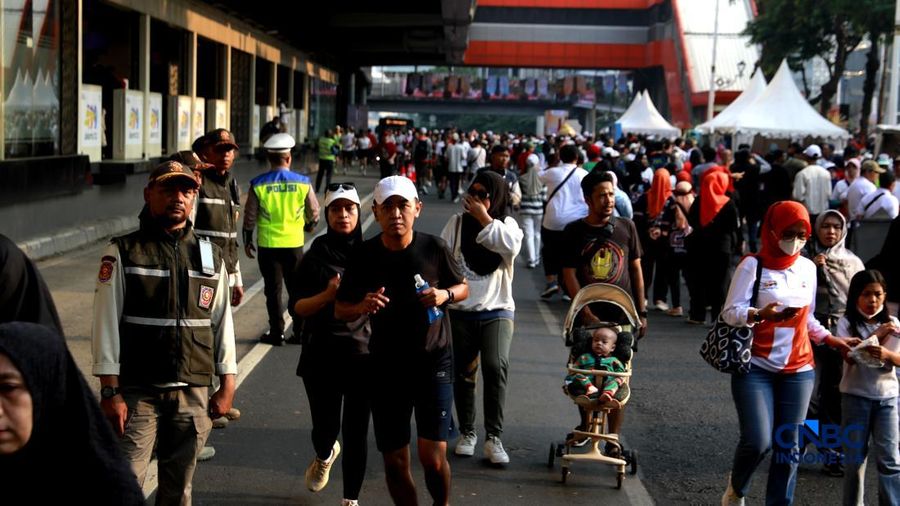 Warga memadati area Jalan HR Rasuna Said pada Minggu (10/5/2026). (CNBC Indonesia/Muhammad Sabki)