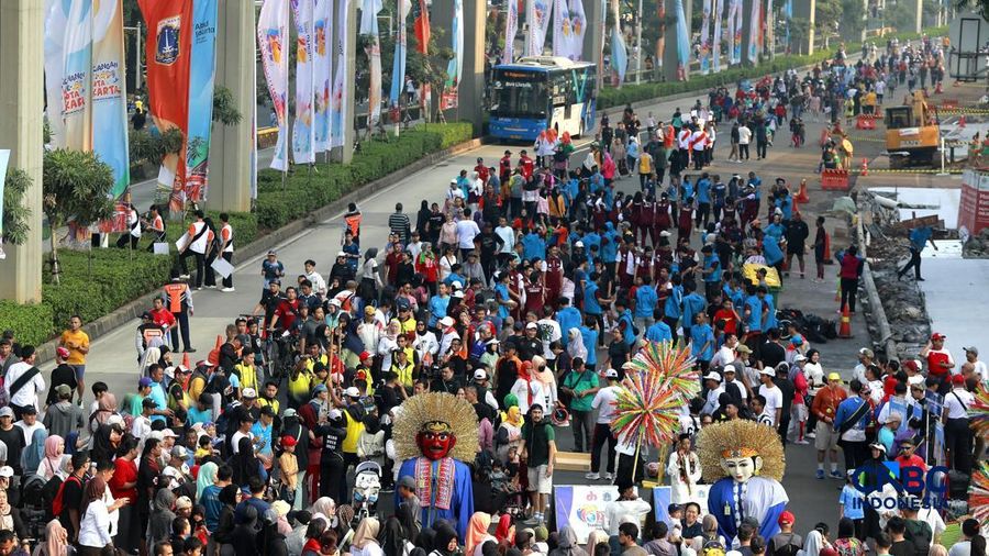Warga memadati area Jalan HR Rasuna Said pada Minggu (10/5/2026). (CNBC Indonesia/Muhammad Sabki)