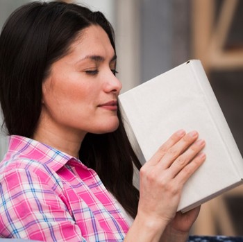3 Ciri Kepribadian Orang yang Suka Mencium Aroma Buku Baru Menurut Ahli