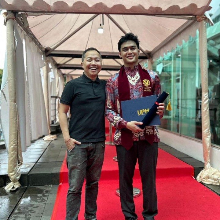 <p>Kabar bahagia datang dari keluarga penyanyi Sandhy Sondoro. Belum lama ini, Sandhy mendampingi putranya, Syachraafi Ardiputra, untuk menjalani wisuda sebagai dokter muda. Namun, tidak sendiri, ia pun hadir bersama putrinya, Kiandra Adrianaputri. (Foto: Instagram @sandhysondoro_official)</p>