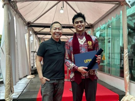 5 Potret Syachraafi Putra Sandhy Sondoro yang Baru Saja Wisuda Dokter Muda