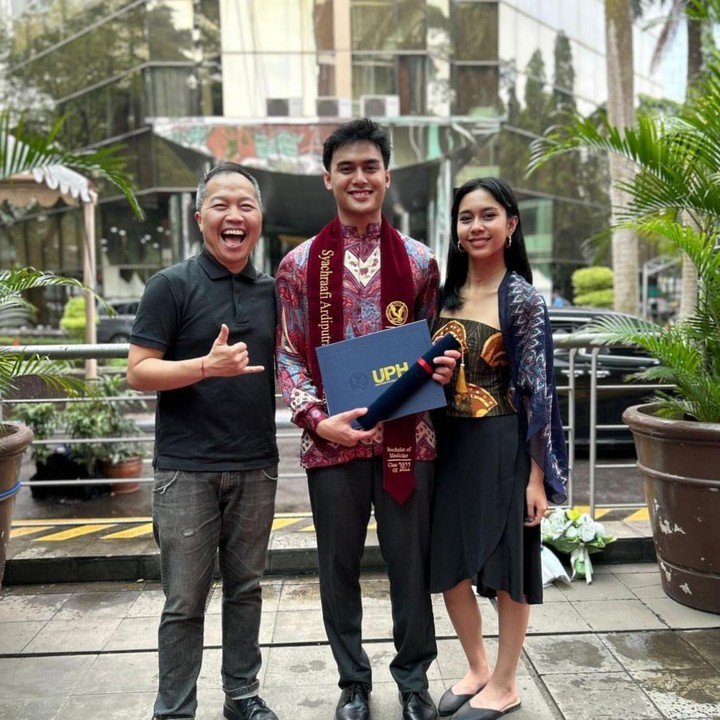 <p>Momen bahagia ini diketahui langsung lewat beberapa potret yang diunggah Sandhy di akun Instagram miliknya. Dalam salah satu unggahan, Sandhy dan Kiandra tampak begitu bahagia mendampingi Syachraafi di hari spesialnya, Bunda. (Foto: Instagram @sandhysondoro_official)</p>
