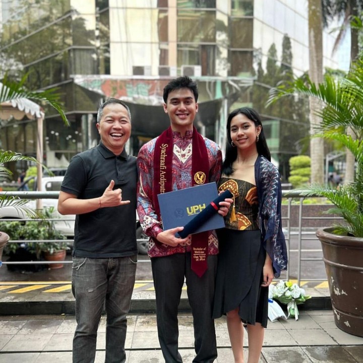 <p>"Astungkara Alhamdulillah puji Tuhan. Selamat ya nak atas wisuda dokter muda nya. Tetap membumi dan menjunjung tinggi kemanusiaan. Terima kasih sudah bikin kita semua bangga ya nak. Tetaplah menjadi cinta & kasih ya nak," tulis Shandy, dikutip dari akun Instagram <em>@sandhysondoro_official</em>. (Foto: Instagram @sandhysondoro_official)</p>