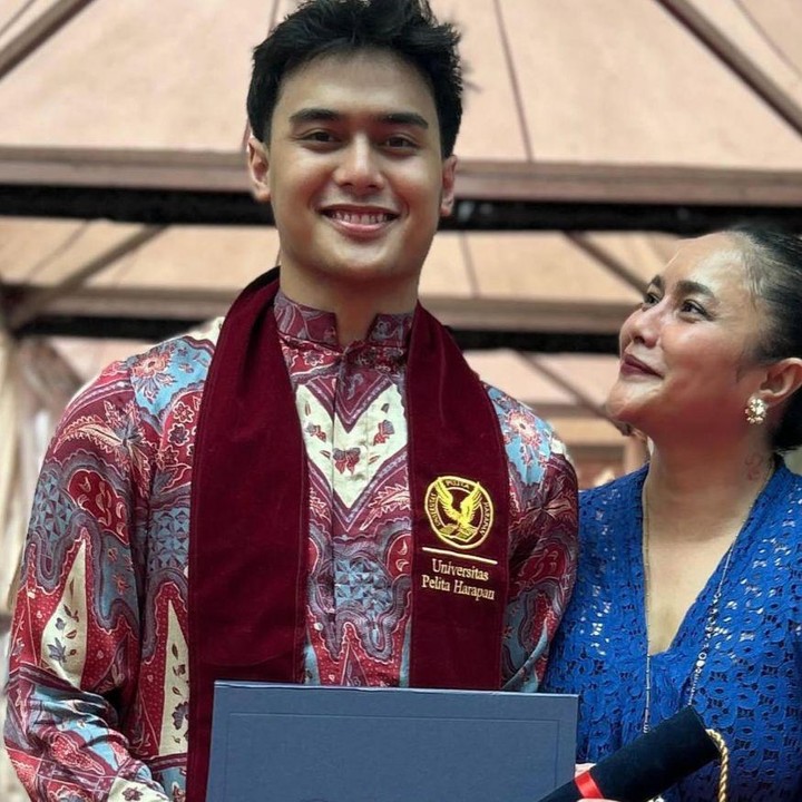 <p>Hari spesial Syachraafi ini pun turut dihadiri oleh sang ibunda, Ade Sechan. Lewat unggahan di Instagram, Ade menuliskan ucapan manis dan doa untuk sang putra yang telah menyelesaikan pendidikan Sarjana Kedokteran. "Selamat atas pencapaian kamu nak, Sarjana Kedokteran. Dari awal mama mendengar detak jantungmu, aku selalu sangat bangga padamu. Semoga ilmu yang didapatkan berguna untuk abang dan membantu banyak orang. Semoga segala yang abang impikan dan inginkan tercapai, membawa keberkahan dan kebahagiaan lahir batin. Selalu dalam lindungan dan kasih sayang Allah SWT," ungkap Ade melalui Instagram-nya. (Foto: Instagram @msfitschn)</p>