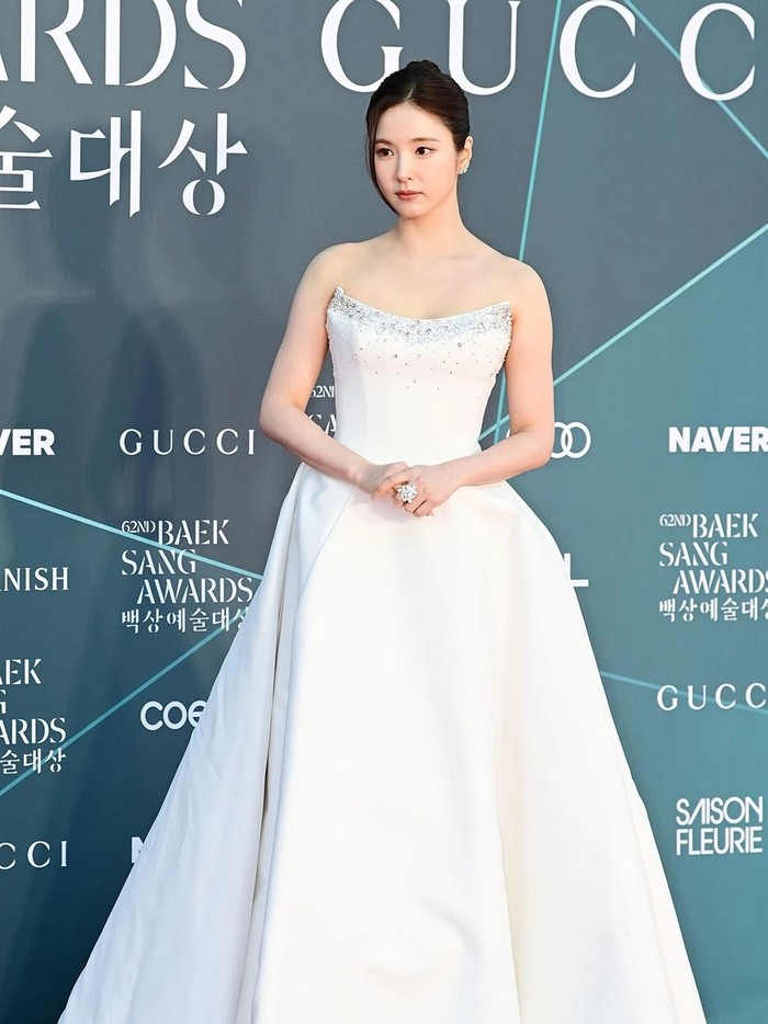 Terlihat anggun bak putri kerajaan, Shin Se Kyung memadukan gaya up-do hairstyle dengan sleeveless dress berwarna putih./ Foto: XPN/soompi.com