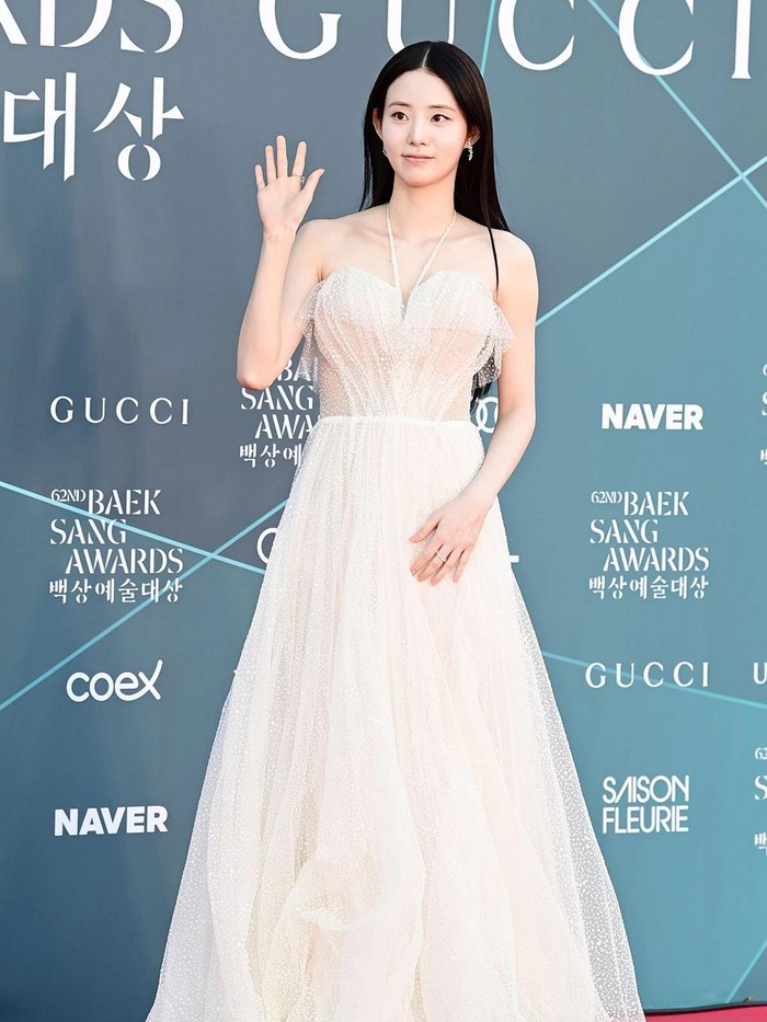 Memamerkan detail gaun yang cantik, Shin Si Ah terlihat bak peri dari dunia fantasi dalam balutan halter neck dress berwarna putih./ Foto: XPN/soompi.com