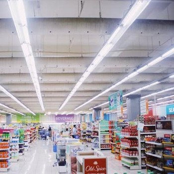 Ini Alasan Banyak Supermarket Sengaja Dirancang Tanpa Jendela, Trik yang Jarang Orang Sadari!