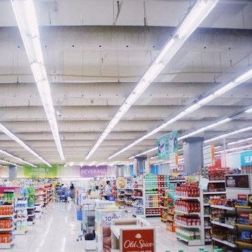 Ini Alasan Banyak Supermarket Sengaja Dirancang Tanpa Jendela, Trik yang Jarang Orang Sadari!
