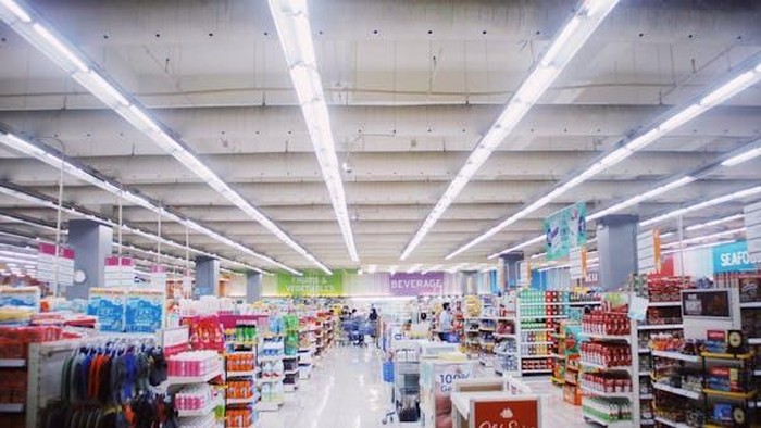 Ini Alasan Banyak Supermarket Sengaja Dirancang Tanpa Jendela, Trik yang Jarang Orang Sadari!