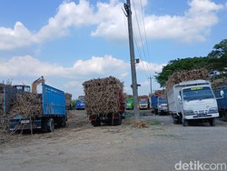 Bongkar Muat Truk Tebu di Jalan Todanan Blora Dikomplain Warga