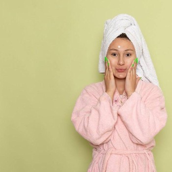 Air Garam Bisa Meredakan Jerawat? Ini Fakta Lengkapnya yang Harus Kamu Tahu