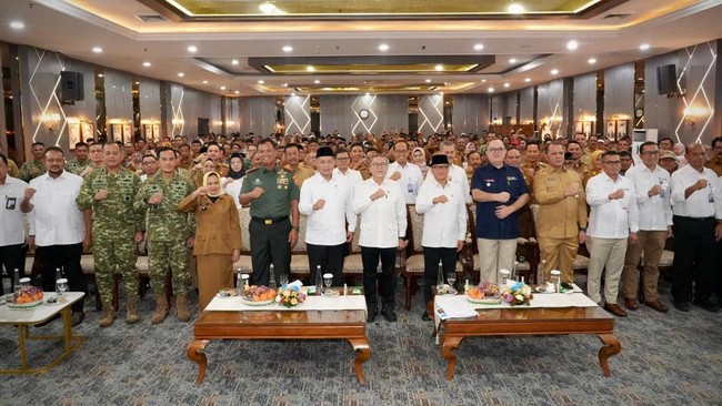 Menteri Koperasi Ferry Juliantono menekankan pentingnya peran kepala desa dalam program Koperasi Desa Merah Putih, mendukung pembentukan ribuan koperasi.