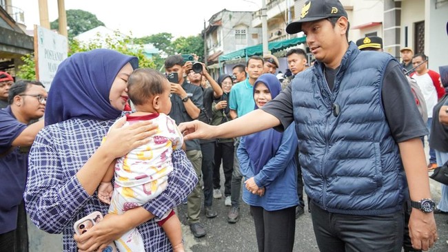 Wali Kota Medan, Rico Tri Putra, menyapa warga melalui program Sapa Warga. Ia mendengarkan keluhan dan langsung instruksikan OPD untuk tindak lanjut.