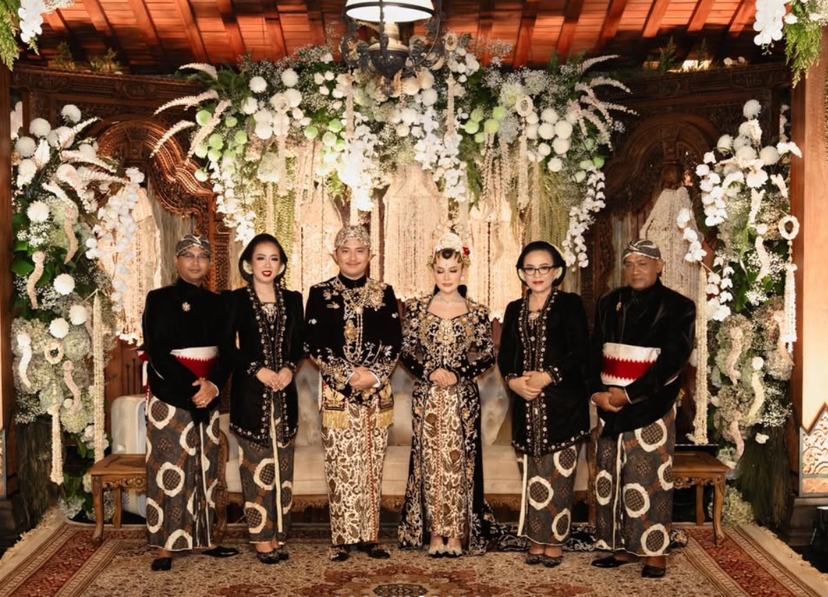 Busana pengantin anak Soimah