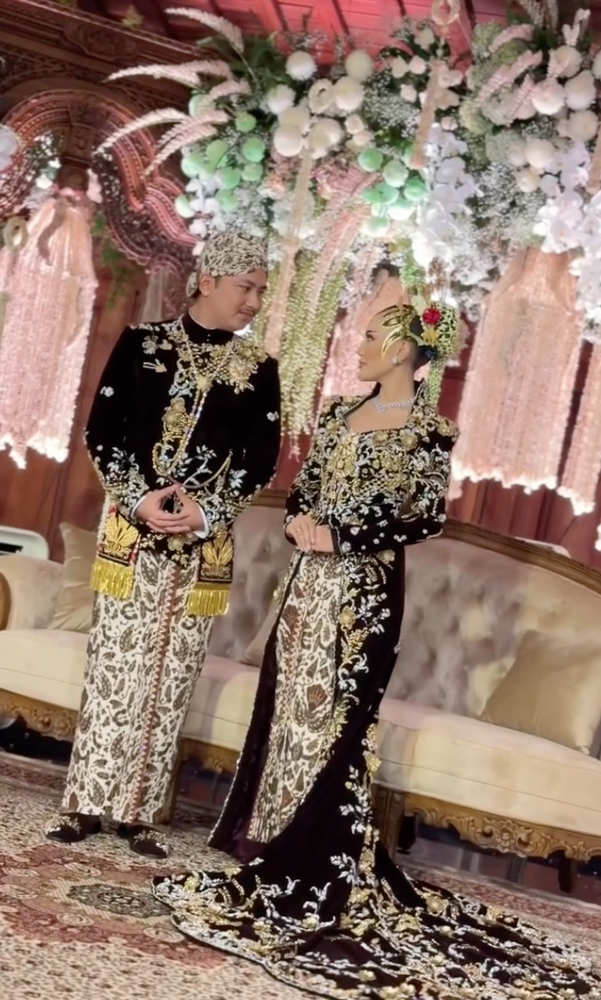 Busana pengantin anak Soimah