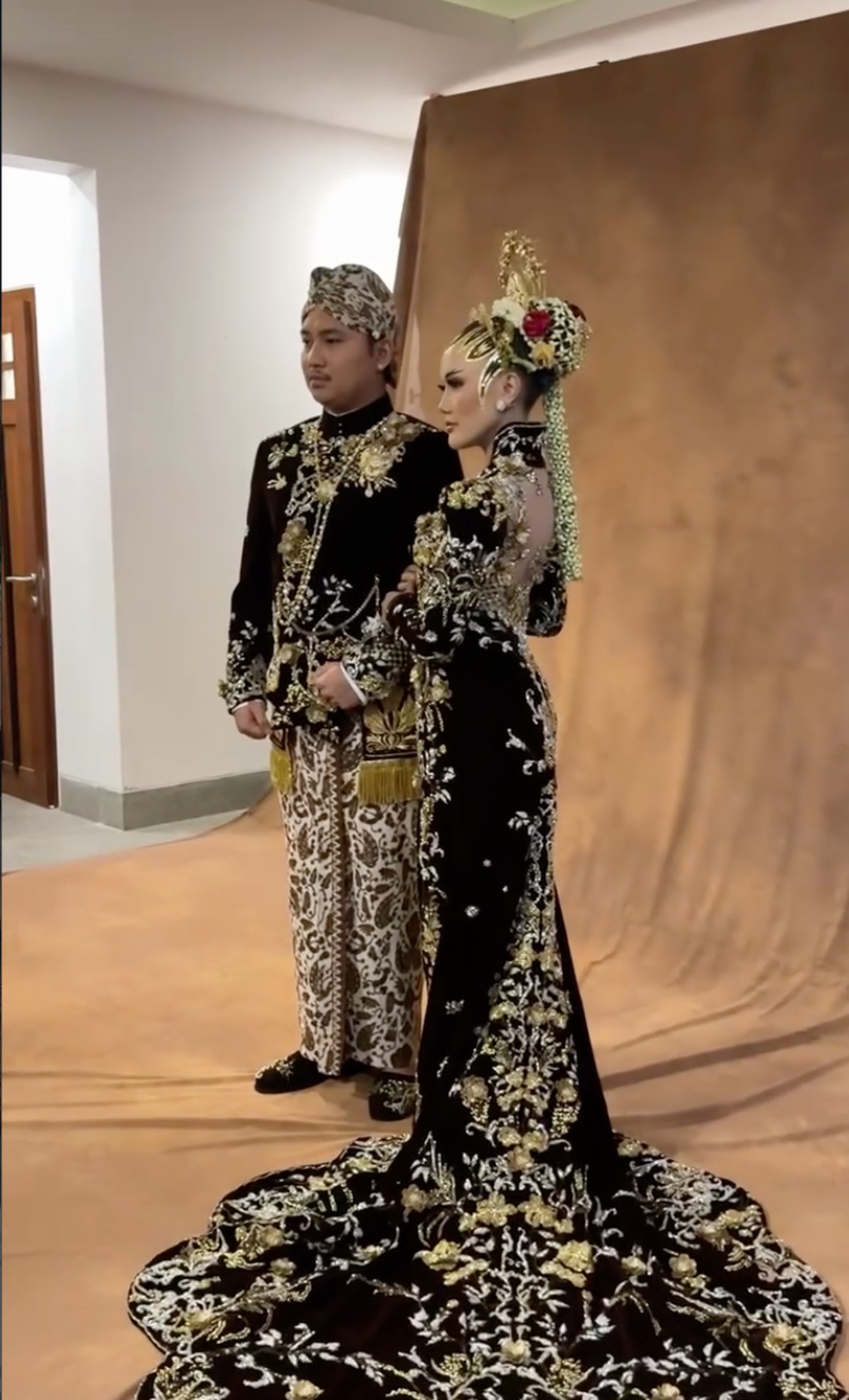 Busana pengantin anak Soimah