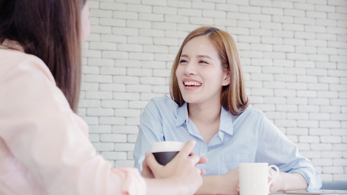 Orang dengan IQ rendah menganggap mengobrol sebagai ajang kompetisi. Mereka merasa terpacu untuk bersaing dalam membagikan kisah yang menurutnya dianggap lebih menarik.