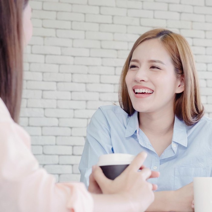 Orang dengan IQ rendah menganggap mengobrol sebagai ajang kompetisi. Mereka merasa terpacu untuk bersaing dalam membagikan kisah yang menurutnya dianggap lebih menarik.