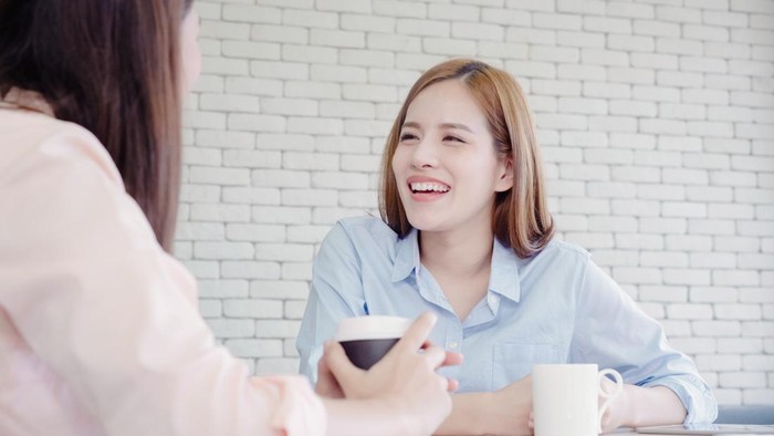 Orang dengan IQ rendah menganggap mengobrol sebagai ajang kompetisi. Mereka merasa terpacu untuk bersaing dalam membagikan kisah yang menurutnya dianggap lebih menarik.