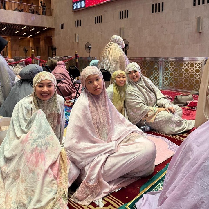 <p>Sementara sang adik, Amyra, akan genap berusia 14 tahun pada 14 Agustus mendatang. Sosoknya juga cukup aktif muncul di media sosial ibunda. Baru-baru ini, Amyra pun menjadi sorotan usai menghabiskan waktu bersama Dewi Persik. (Foto: Instagram @yennywahid)</p>