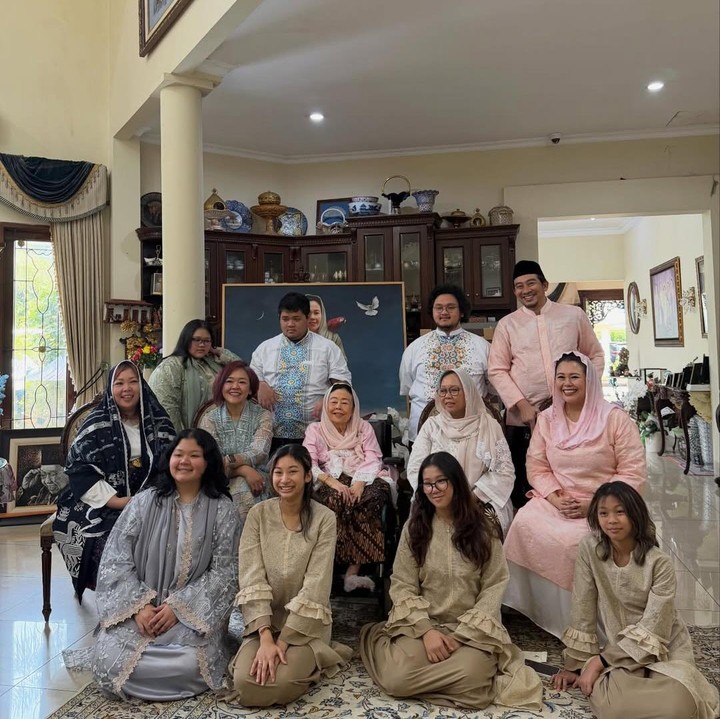 <p>Kehidupan figur publik memang kerap menjadi sorotan, termasuk keluarga besar mantan Presiden ke-4 Republik Indonesia, Abdurrahman Wahid atau Gus Dur. Belakangan ini dua cucu perempuannya mencuri perhatian, Bunda. (Foto: Instagram @yennywahid)</p>