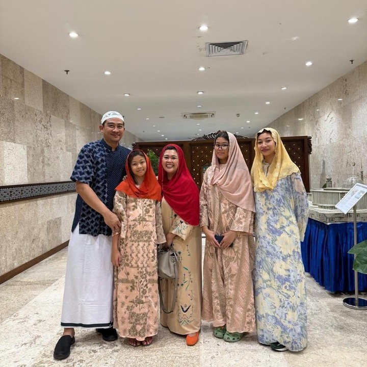 <p>Keduanya merupakan anak dari Yenny Wahid dan Dhorir Farisi yang menikah pada 2009. Dari pernikahan tersebut, mereka dikaruniai tiga anak perempuan, dengan dua di antaranya kini telah beranjak remaja.&nbsp;(Foto: Instagram @yennywahid)</p>