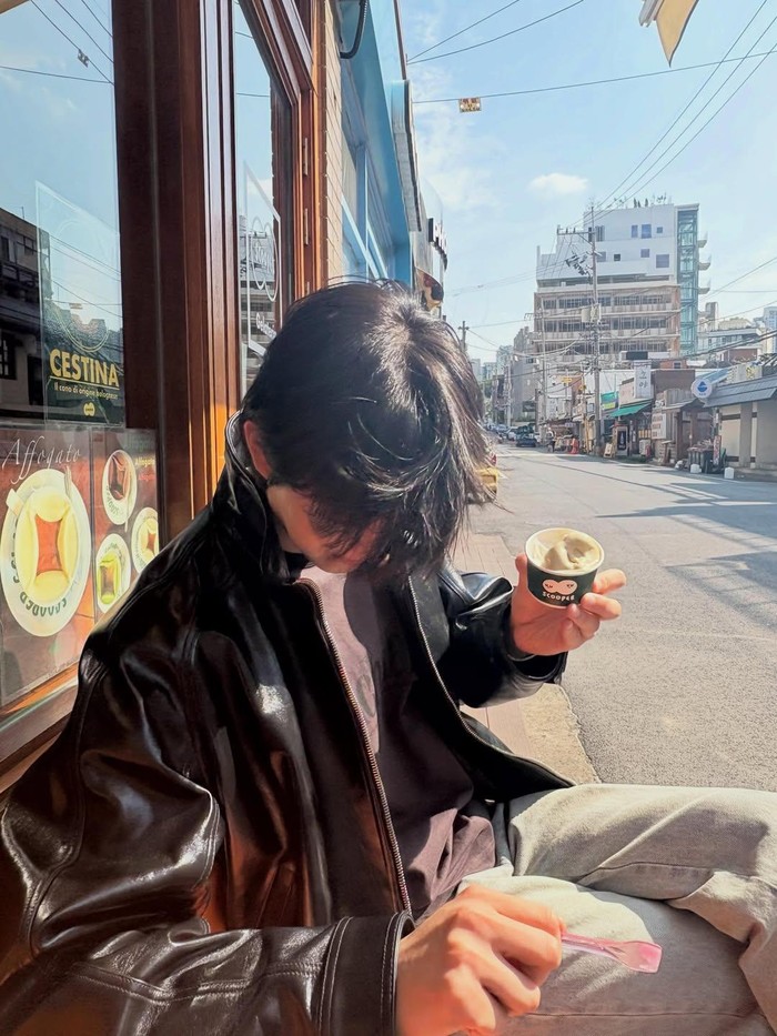 Dalam postingan terbarunya, Kim Jae Won seolah masih menghidupkan karakter Shin Soon Rok di drama 'Yumi's Cells 3' yang menyukai apapun hidangan manis termasuk menikmati ice cream di teriknya hari./ Foto: instagram.com/rlawodnjs