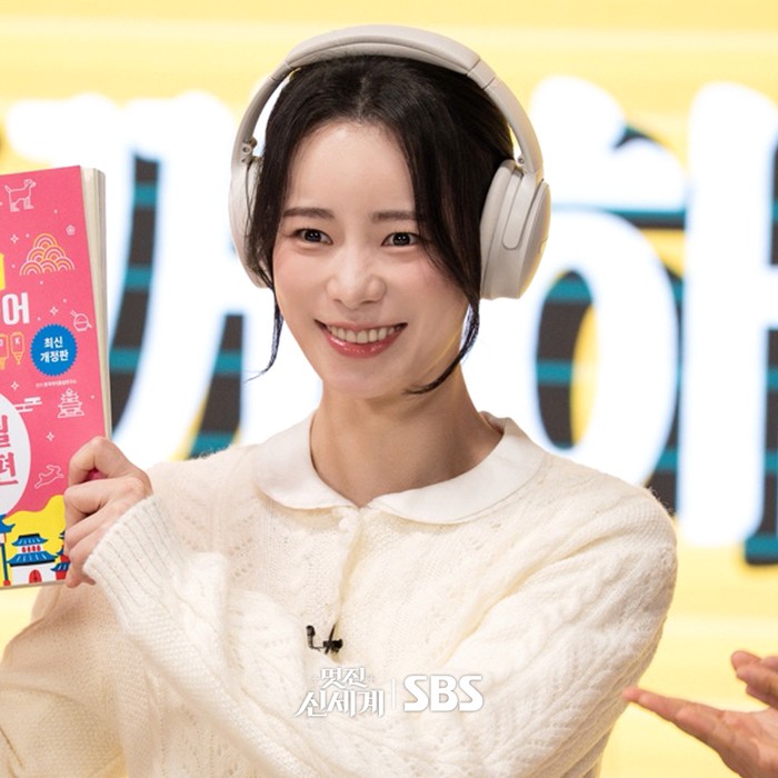 Demi beradaptasi dengan dunia modern yang asing baginya, Seo Ri pun memanfaatkan skill-nya dari masa Joseon dengan bekerja paruh waktu sebagai model belanja di rumah./ Foto: instagram.com/sbsdrama.official