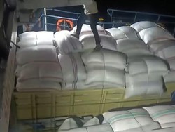 Viral Truk Nyaris Terguling di Kapal Poto Tano-Kayangan, ASDP Duga Muatan Penuh
