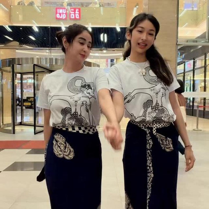 <p>Momen kebersamaan itu dibagikan langsung oleh Dewi melalui akun Instagram pribadinya saat keduanya menikmati waktu bersama di Yogyakarta. &ldquo;<em>See u at</em> Jakarta ya sayang. Terima kasih udah nemenin tante jalan-jalan menikmati Jogja, sayang Amira bubyeee bestie,&rdquo; tulisnya, dikutip dari laman Instagram <em>@dewiperssik9</em>, Senin (11/5/2026). (Foto: Instagram @dewiperssik9)</p>