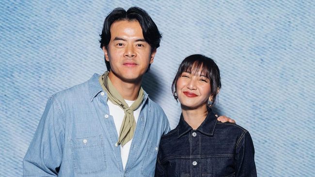 Bukan Sekadar Kasual, Intip Gaya Dion Wiyoko dan Sheila Dara dalam Balutan Denim