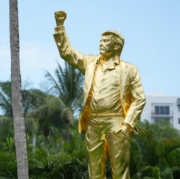 Kelewat PD, Trump Pasang Patung Emas Dirinya dengan Pose Selebrasi Lolos dari Maut