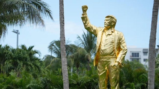 Kelewat PD, Trump Pasang Patung Emas Dirinya dengan Pose Selebrasi Lolos dari Maut