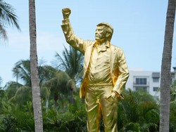 Kelewat PD, Trump Pasang Patung Emas Dirinya dengan Pose Selebrasi Lolos dari Maut