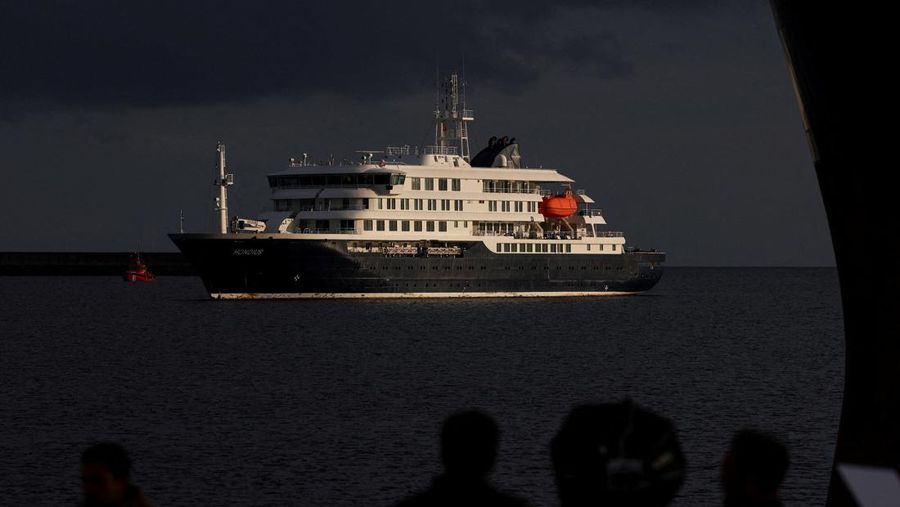 Evakuasi penumpang kapal pesiar MV Hondius, nan terdampak pandemi hantavirus di pelabuhan Granadilla de Abona, Tenerife, Spanyol, 10 Mei 2026. (REUTERS/Hannah McKay)