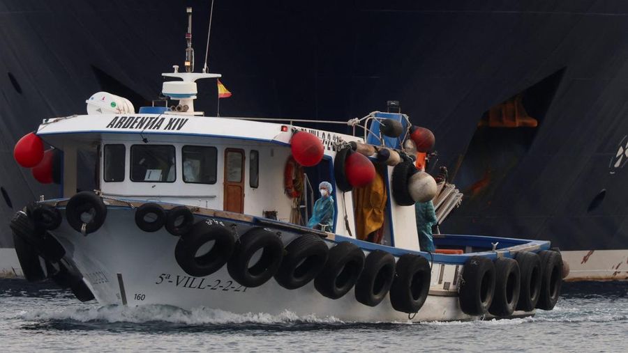 Evakuasi penumpang kapal pesiar MV Hondius, nan terdampak pandemi hantavirus di pelabuhan Granadilla de Abona, Tenerife, Spanyol, 10 Mei 2026. (REUTERS/Hannah McKay)