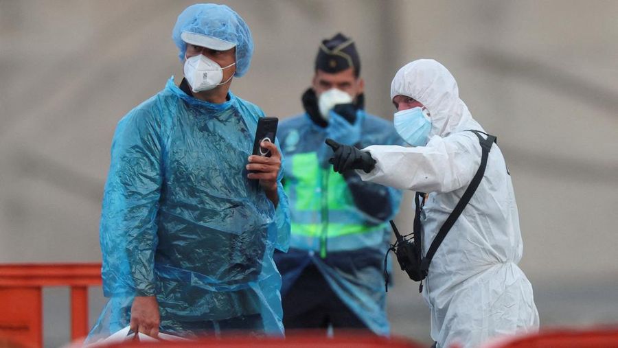 Evakuasi penumpang kapal pesiar MV Hondius, nan terdampak pandemi hantavirus di pelabuhan Granadilla de Abona, Tenerife, Spanyol, 10 Mei 2026. (REUTERS/Hannah McKay)