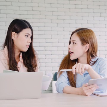 4 Zodiak yang Dikenal Kritis dan Paling Susah Dikalahkan dalam Adu Argumen