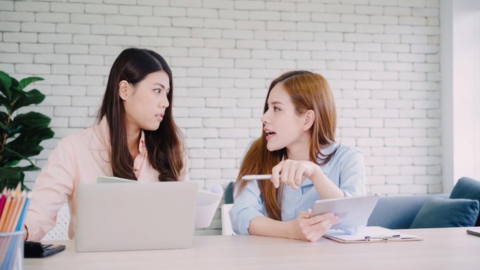 4 Zodiak yang Dikenal Kritis dan Paling Susah Dikalahkan dalam Adu Argumen