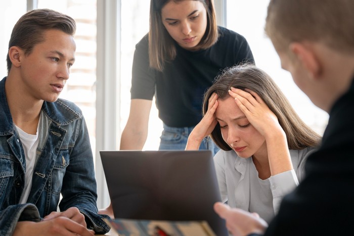 orang toxic dengan EQ rendah lebih suka melampiaskan emosinya pada orang lain. Apalagi jika mereka menduduki jabatan lebih tinggi, amarahnya tersebut tak jarang akan langsung dilempar ke bawahannya, mungkin itu dirimu.