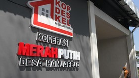 Pekerja melintas di lokasi pembangunan kantor Koperasi Desa Merah Putih (KDMP) di Desa Banjarejo, Kabupaten Malang, Jawa Timur, Senin (11/5/2026).