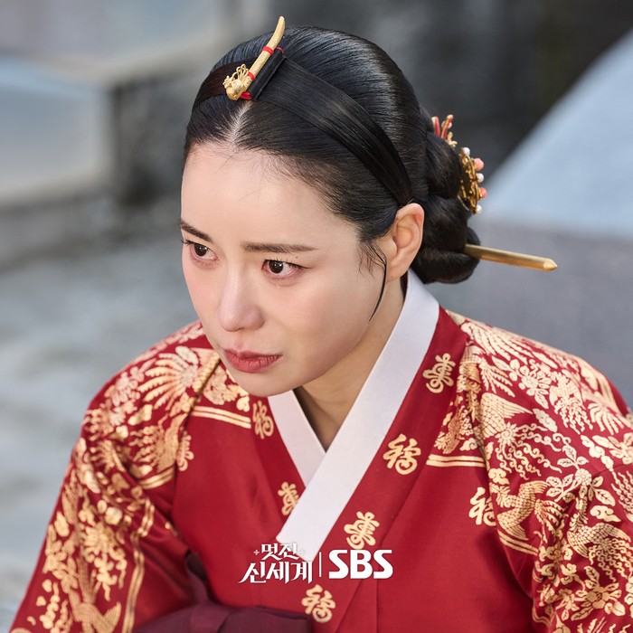 Kali ini, Lim Ji Yeon memerankan karakter Kang Dan Shim, selir kerajaan berpangkat tinggi era Joseon. Saat itu, ia dituduh melakukan berbagai kejahatan, salah satunya percobaan pembunuhan./ Foto: instagram.com/sbsdrama.official
