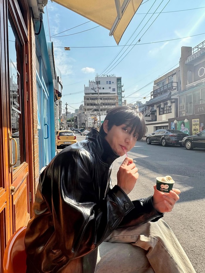 Karakternya di drama baru meninggalkan kesan mendalam, postingan terbaru Kim Jae Won yang sedang jalan-jalan santai di tengah cuaca cerah sukses mengobati rindu publik terhadap sosok Shin Soon Rok./ Foto: instagram.com/rlawodnjs