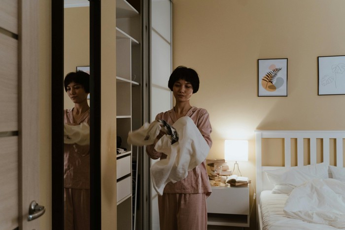 Kebiasaan orang dengan IQ tinggi sebelum tidur berikutnya adalah mereka akan menyiapkan kebutuhan esok hari. Persiapan ini, selain menghemat waktu di pagi hari, juga membantu mereka untuk mengurangi rasa cemas.